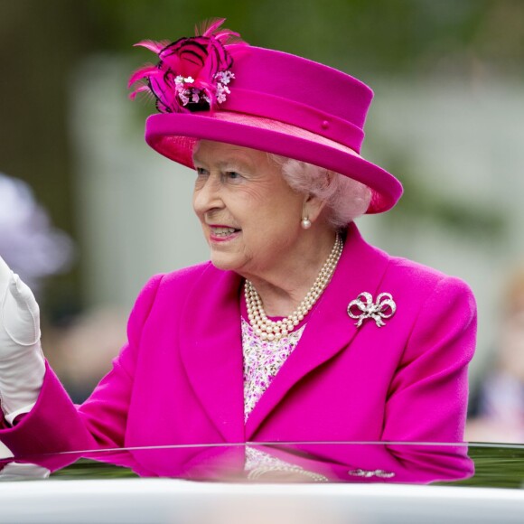 La reine Elizabeth II et le duc d'Edimbourg ont défilé dans un Range Rover décapotables le 12 juin 2016 à Londres sur le Mall lors du Patron's Lunch, le pique-nique géant en l'honneur du 90e anniversaire de la souveraine.