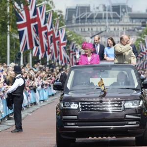 La reine Elizabeth II et le duc d'Edimbourg, suivis par Kate Middleton, duchesse de Cambridge, le prince William et le prince Harry, ont défilé dans des Range Rover décapotables le 12 juin 2016 à Londres sur le Mall lors du Patron's Lunch, le pique-nique géant sur le Mall en l'honneur du 90e anniversaire de la souveraine.