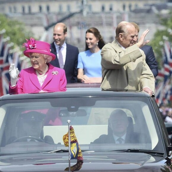 La reine Elizabeth II et le duc d'Edimbourg, suivis par Kate Middleton, duchesse de Cambridge, le prince William et le prince Harry, ont défilé dans des Range Rover décapotables le 12 juin 2016 à Londres sur le Mall lors du Patron's Lunch, le pique-nique géant sur le Mall en l'honneur du 90e anniversaire de la souveraine.