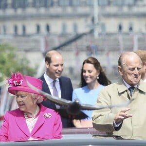 La reine Elizabeth II et le duc d'Edimbourg, suivis par Kate Middleton, duchesse de Cambridge, le prince William et le prince Harry, ont défilé dans des Range Rover décapotables le 12 juin 2016 à Londres sur le Mall lors du Patron's Lunch, le pique-nique géant sur le Mall en l'honneur du 90e anniversaire de la souveraine.