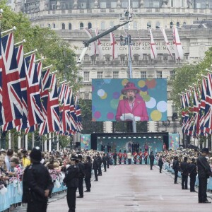 La reine Elizabeth II et le duc d'Edimbourg ont défilé dans un Range Rover décapotables le 12 juin 2016 à Londres sur le Mall lors du Patron's Lunch, le pique-nique géant en l'honneur du 90e anniversaire de la souveraine.