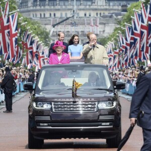 La reine Elizabeth II et le duc d'Edimbourg, suivis par Kate Middleton, duchesse de Cambridge, le prince William et le prince Harry, ont défilé dans des Range Rover décapotables le 12 juin 2016 à Londres sur le Mall lors du Patron's Lunch, le pique-nique géant sur le Mall en l'honneur du 90e anniversaire de la souveraine.