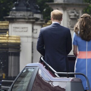 Kate Middleton, duchesse de Cambridge, entre le prince William et le prince Harry, paradant dans un Range Rover décapotable le 12 juin 2016 à Londres sur le Mall lors du Patron's Lunch, le pique-nique géant sur le Mall en l'honneur du 90e anniversaire de la reine Elizabeth II.