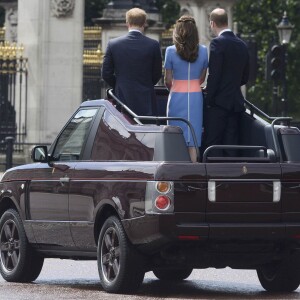 Kate Middleton, duchesse de Cambridge, entre le prince William et le prince Harry, paradant dans un Range Rover décapotable le 12 juin 2016 à Londres sur le Mall lors du Patron's Lunch, le pique-nique géant sur le Mall en l'honneur du 90e anniversaire de la reine Elizabeth II.
