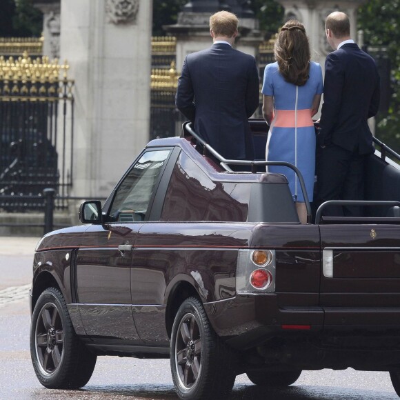 Kate Middleton, duchesse de Cambridge, entre le prince William et le prince Harry, paradant dans un Range Rover décapotable le 12 juin 2016 à Londres sur le Mall lors du Patron's Lunch, le pique-nique géant sur le Mall en l'honneur du 90e anniversaire de la reine Elizabeth II.