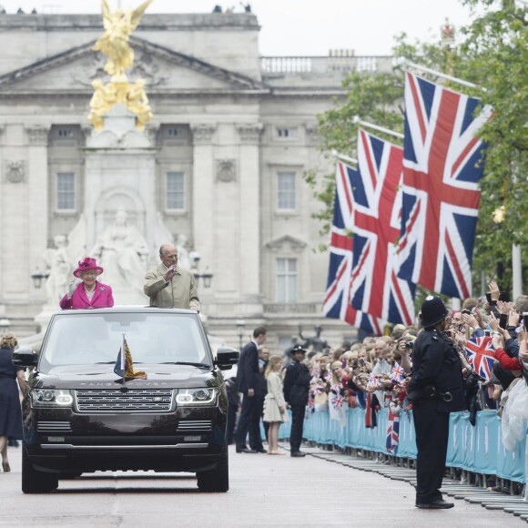 La reine Elizabeth II et le duc d'Edimbourg ont défilé dans un Range Rover décapotables le 12 juin 2016 à Londres sur le Mall lors du Patron's Lunch, le pique-nique géant en l'honneur du 90e anniversaire de la souveraine.