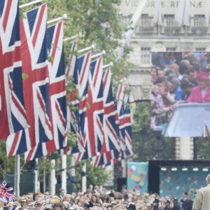 La reine Elizabeth II et le duc d'Edimbourg ont défilé dans un Range Rover décapotables le 12 juin 2016 à Londres sur le Mall lors du Patron's Lunch, le pique-nique géant en l'honneur du 90e anniversaire de la souveraine.