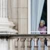 La reine Elisabeth II d'Angleterre regardant par une fenêtre du Palais de Buckingham Le 12 juin 2016  Queen Elizabeth am Fenster des Buckingham Palace beim Patron's Lunch anlässlich des 90. Geburtstags der Queen in London / 120616 Patron's Lunch in London, UK, June 12, 21612/06/2016 - Londres