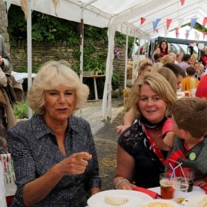 Le prince Charles et Camilla Parker Bowles, duchesse de Cornouailles, participent à un déjeuner à Brimpsfield avec les habitants à l'occasion du 90ème anniversaire de la reine le 12 juin 2016