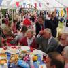 Le prince Charles et Camilla Parker Bowles, duchesse de Cornouailles, participent à un déjeuner à Brimpsfield avec les habitants à l'occasion du 90ème anniversaire de la reine le 12 juin 2016