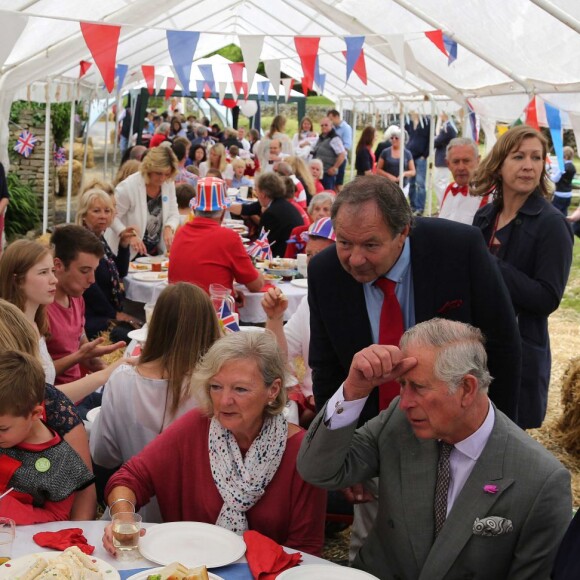 Le prince Charles et Camilla Parker Bowles, duchesse de Cornouailles, participent à un déjeuner à Brimpsfield avec les habitants à l'occasion du 90ème anniversaire de la reine le 12 juin 2016
