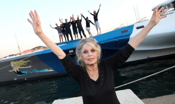 Brigitte Bardot pose avec l'équipage de Brigitte Bardot Sea Shepherd, le célèbre trimaran d'intervention de l'organisation écologiste, sur le port de Saint-Tropez, le 26 septembre 2014 en escale pour 3 jours à deux jours de ses 80 ans.