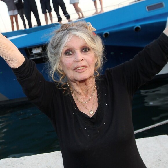 Brigitte Bardot pose avec l'équipage de Brigitte Bardot Sea Shepherd, le célèbre trimaran d'intervention de l'organisation écologiste, sur le port de Saint-Tropez, le 26 septembre 2014 en escale pour 3 jours à deux jours de ses 80 ans.