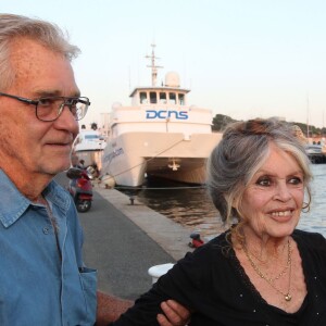 Brigitte Bardot arrive pour poser avec l'équipage de Brigitte Bardot Sea Shepherd, le célèbre trimaran d'intervention de l'organisation écologiste, sur le port de Saint-Tropez, le 26 septembre 2014 en escale pour 3 jours à deux jours de ses 80 ans.
