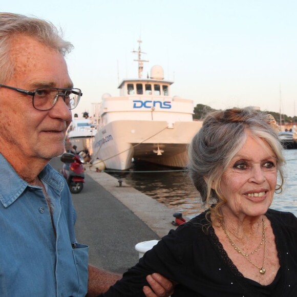 Brigitte Bardot arrive pour poser avec l'équipage de Brigitte Bardot Sea Shepherd, le célèbre trimaran d'intervention de l'organisation écologiste, sur le port de Saint-Tropez, le 26 septembre 2014 en escale pour 3 jours à deux jours de ses 80 ans.