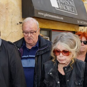 Brigitte Bardot accompagnée par les proches lors des obsèques de Gérard Montel, son coiffeur, ami et confident en l'église de l'Assomption à Saint-Tropez, le 19 mars 2015.