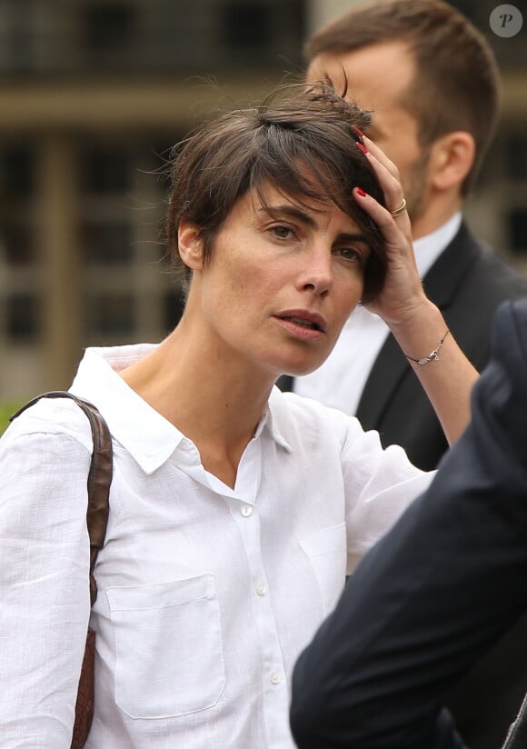 Alessandra Sublet - Obsèques d'Emmanuel Maubert au cimetière du Père-Lachaise à Paris le 8 juin 2016. © Agence/Bestimage