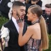 Gigi Hadid et Zayn Malik - Soirée Costume Institute Benefit Gala 2016 (Met Ball) sur le thème de "Manus x Machina" au Metropolitan Museum of Art à New York, le 2 mai 2016.