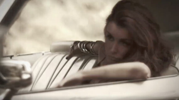 Jenifer dans le clip "Paradis Secret", juin 2016.
