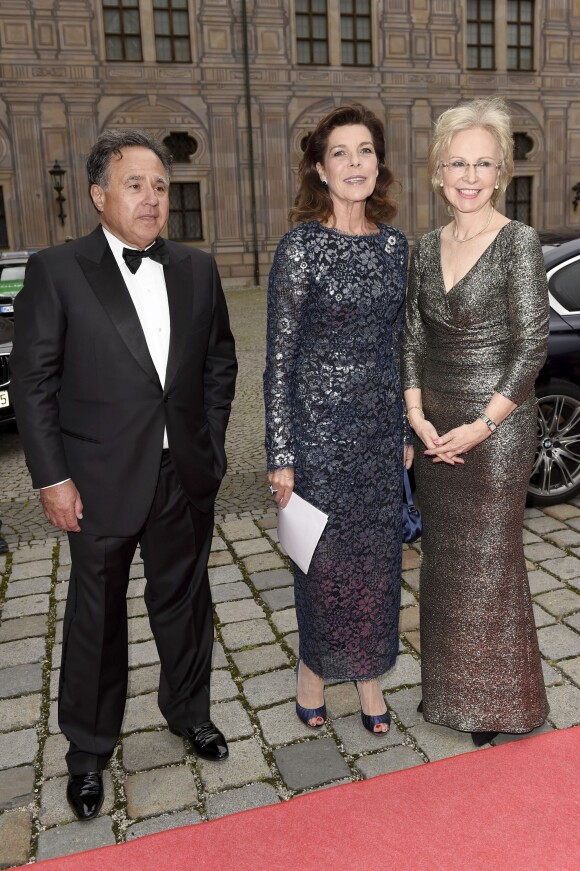La princesse Caroline de Hanovre accueillie par Angelika Diekmann à un dîner de gala de l'AMADE à Munich en Allemagne le 14 juin 2016.