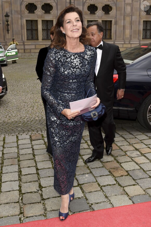La princesse Caroline de Hanovre arrive à la résidence de Munich pour un dîner de gala de l'AMADE en Allemagne le 14 juin 2016.