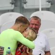 Joe Hart embrasse sa compagne Kimberly Crew à la fin du match Angleterre-Pays de Galles à Lens le 16 juin 2016.