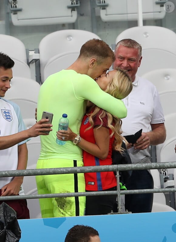 Joe Hart embrasse sa compagne Kimberly Crew à la fin du match Angleterre-Pays de Galles à Lens le 16 juin 2016.