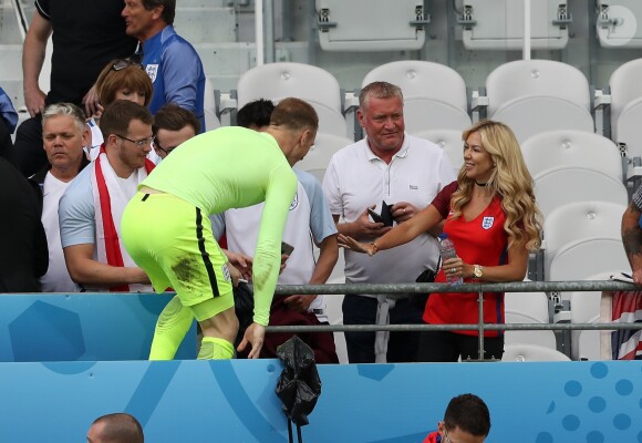 Joe Hart rejoint sa compagne Kimberly Crew en tribunes à la fin du match Angleterre-Pays de Galles. Lens le 16 juin 2016.