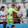 Joe Hart embrasse sa compagne Kimberly Crew à la fin du match Angleterre-Pays de Galles à Lens le 16 juin 2016.
