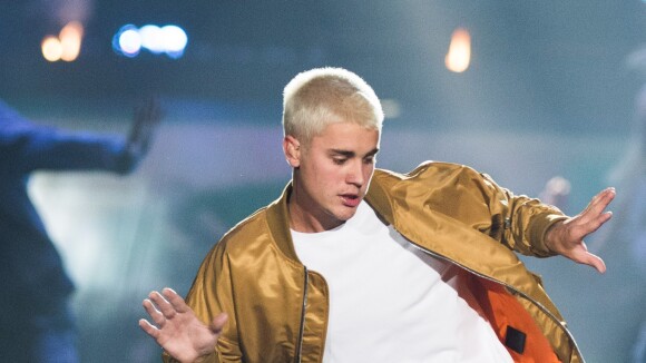 Justin Bieber s'égare : En concert, il chute et disparaît à travers la scène