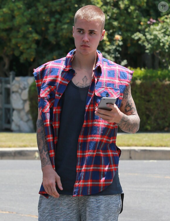 Justin Bieber salue et pose pour les photographes dans les rues de Los Angeles, le 27 mai 2016