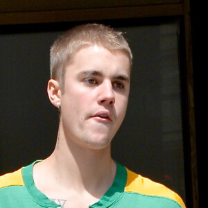 Justin Bieber se promène, les cheveux très courts, dans les rues de Los Angeles, le 20 mai 2016