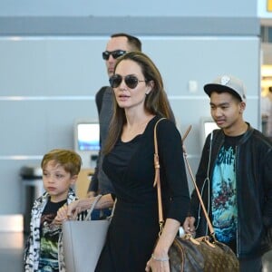 Angelina Jolie tenant la main de son fils Knox, son aîné Maddox les suit derrière - Arrivées à l'aéroport JFK de New York le 17 juin 2016.