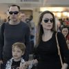 Angelina Jolie tenant la main de son fils Knox, son aîné Maddox les suit derrière - Arrivées à l'aéroport JFK de New York le 17 juin 2016.