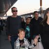 Angelina Jolie tenant la main de son fils Knox, son aîné Maddox les suit derrière - Arrivées à l'aéroport JFK de New York le 17 juin 2016.