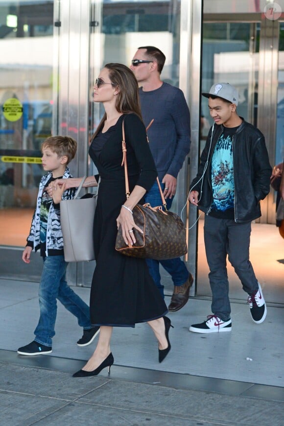 Angelina Jolie avec ses enfants Knox Leon Jolie-Pitt et Maddox Jolie-Pitt arrivent à l'aéroport JFK de New York le 17 juin 2016.