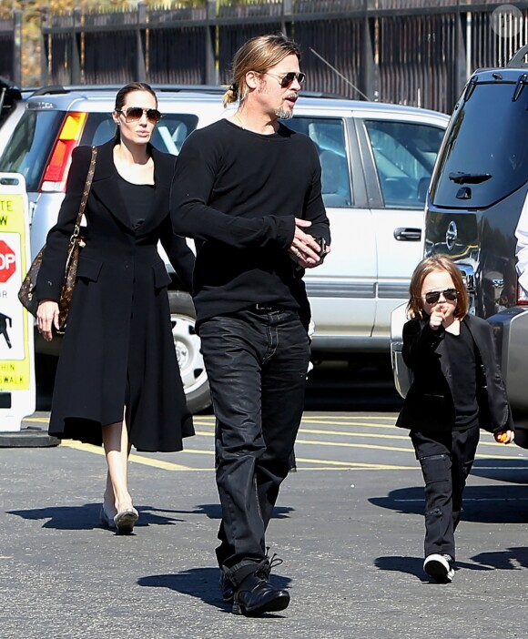 Exclusif - Brad Pitt et Angelina Jolie (et toute la famille habillée en noir) emmènent leurs enfants Knox (sosie de son papa) et Vivienne (avec une veste léopard) au musée d'Histoire Naturelle pour la Saint-Valentin à Los Angeles le 14 février 2013