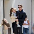 Brad Pitt portant son fils Knox en Louisiane le 20 mars 2011