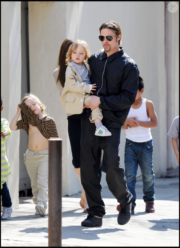 Brad Pitt portant son fils Knox en Louisiane le 20 mars 2011