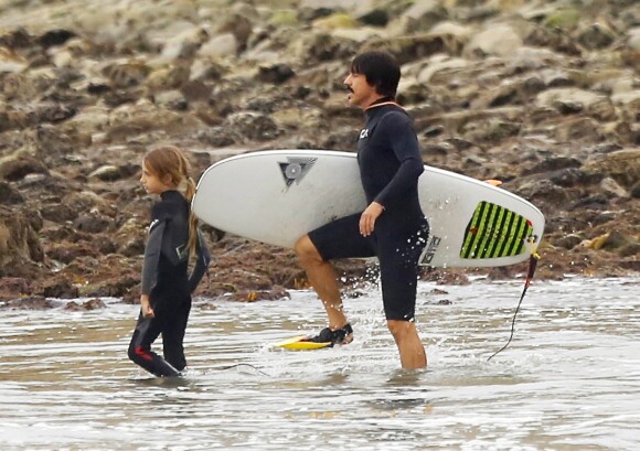 Exclusif - Anthony Kiedis fait du surf avec son fils Everly et un ami à Malibu, le 28 octobre 2015.