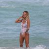 Caroline Receveur en vacances sur la plage de Miami, le 6 avril 2016.