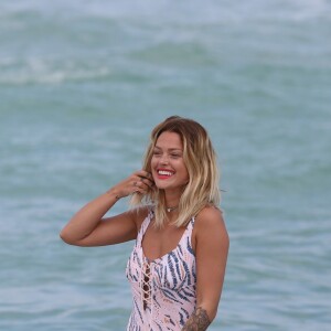 Caroline Receveur en vacances sur la plage de Miami, le 6 avril 2016.