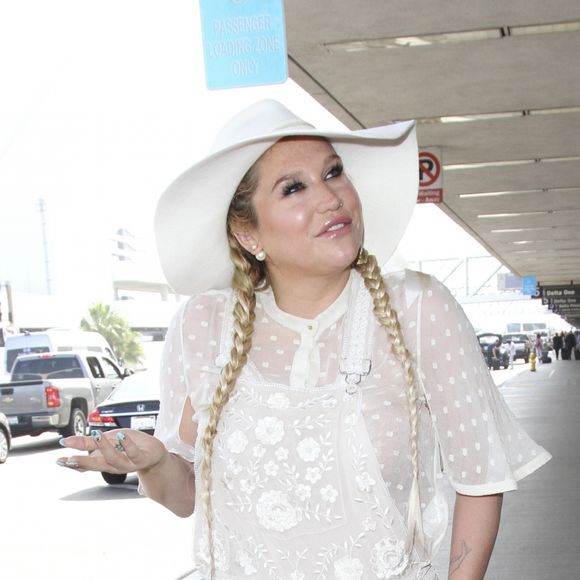 Kesha arrive à l'aéroport de LAX à Los Angeles pour prendre l'avion, le 3 juin 2016