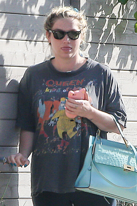 La chanteuse Kesha quitte le domicile d'un ami à Los Angeles le 14 mars 2016