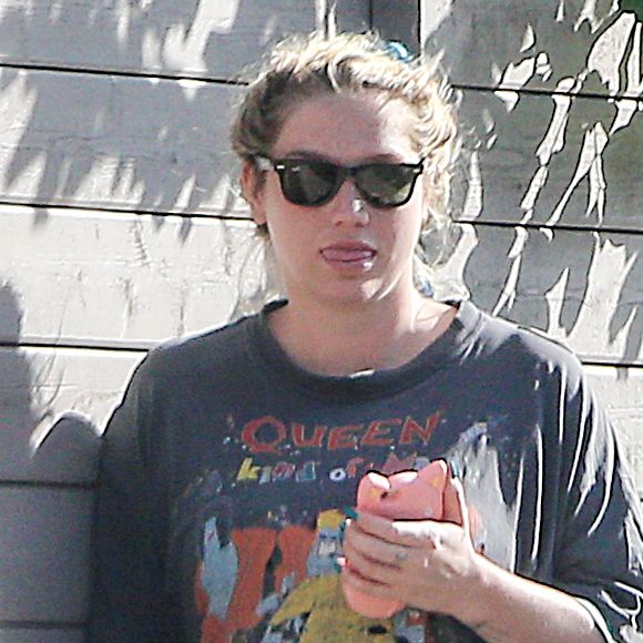 La chanteuse Kesha quitte le domicile d'un ami à Los Angeles le 14 mars 2016