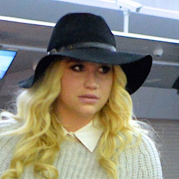 Kesha et son compagnon Brad Ashenfelter arrivent à l'aéroport de Los Angeles le 18 février 2016.