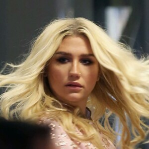 Kesha arrive à l'aéroport de LAX à Los Angeles pour prendre l'avion, le 10 janvier 2016