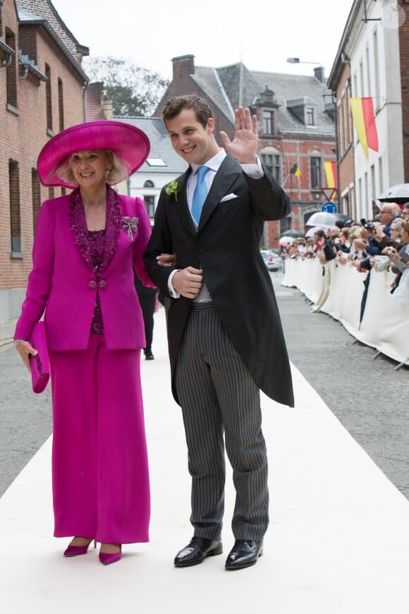 Guillaume de Dampierre & sa mère Roselyne de Castéja - Mariage de la princesse Alix de Ligne et Guillaume de Dampierre, en l'église Saint-Pierre à Beloeil, en Belgique. Le 18 juin 2016