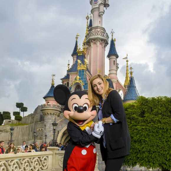 Julie Gayet à Marne-la-Vallée pour découvrir le nouveau spectacle mis au point par les équipes de Disneyland Paris, "Mickey et le Magicien" (à partir du 2 juillet à Animagique Theater). Le 18 juin 2016.