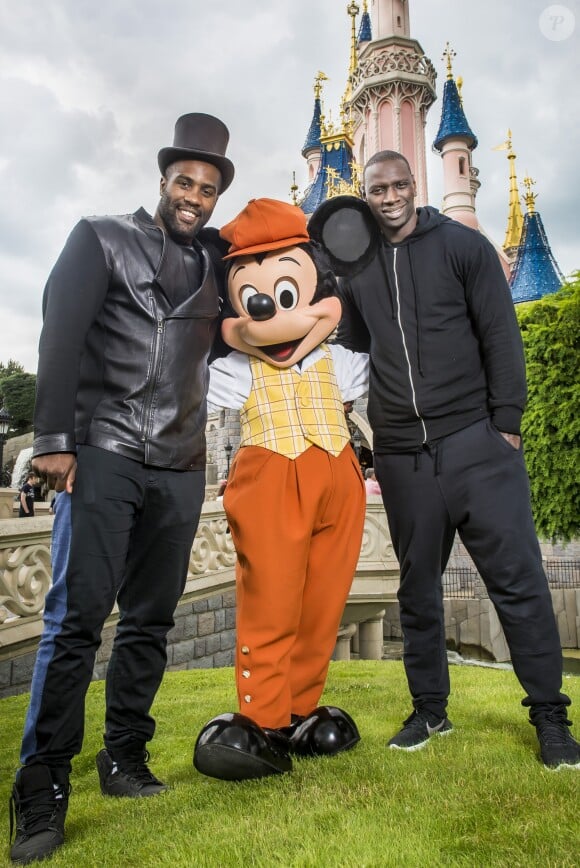 Teddy Riner et Omar Sy à Marne-la-Vallée pour découvrir le nouveau spectacle mis au point par les équipes de Disneyland Paris, "Mickey et le Magicien" (à partir du 2 juillet à Animagique Theater). Le 18 juin 2016.
